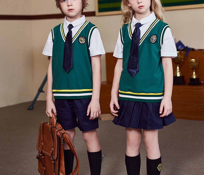 소년 소녀 녹색 반팔 셔츠와 검은 색 반바지 초등학교 교복 디자인